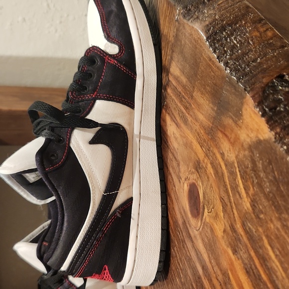 Air Jordan 1 Low SE Utility White Black Red - Picture 3 of 6